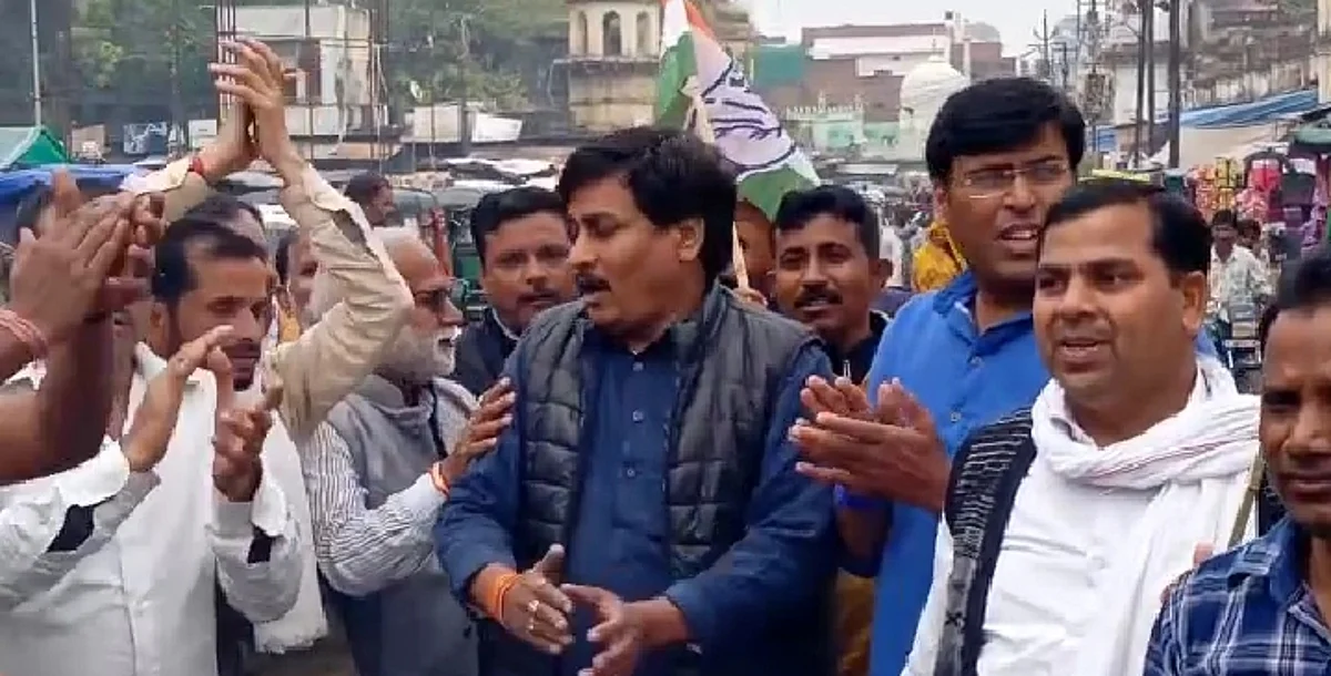 कृषि कानून वापस लेने पर फोड़े पटाखे, बांटी मिठाई