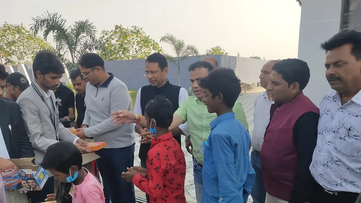 गरीब बच्चों के साथ प्रशासनिक अधिकारी एवं कर्मचारीयों ने मनाया दीपावली पर्व