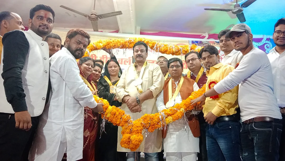मध्य प्रदेश के दतिया में युवा गहोई सेना दतिया द्वारा आयोजित भव्य समारोह में मुख्य अतिथि संदीप सरावगी का भव्य स्वागत