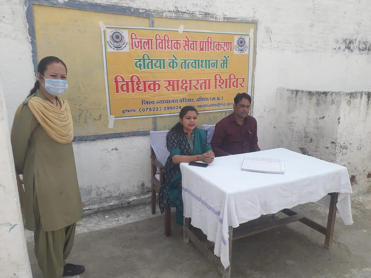 "आजादी के अमृत महोत्सव के अंतर्गत विधिक साक्षरता शिविर आयोजित।