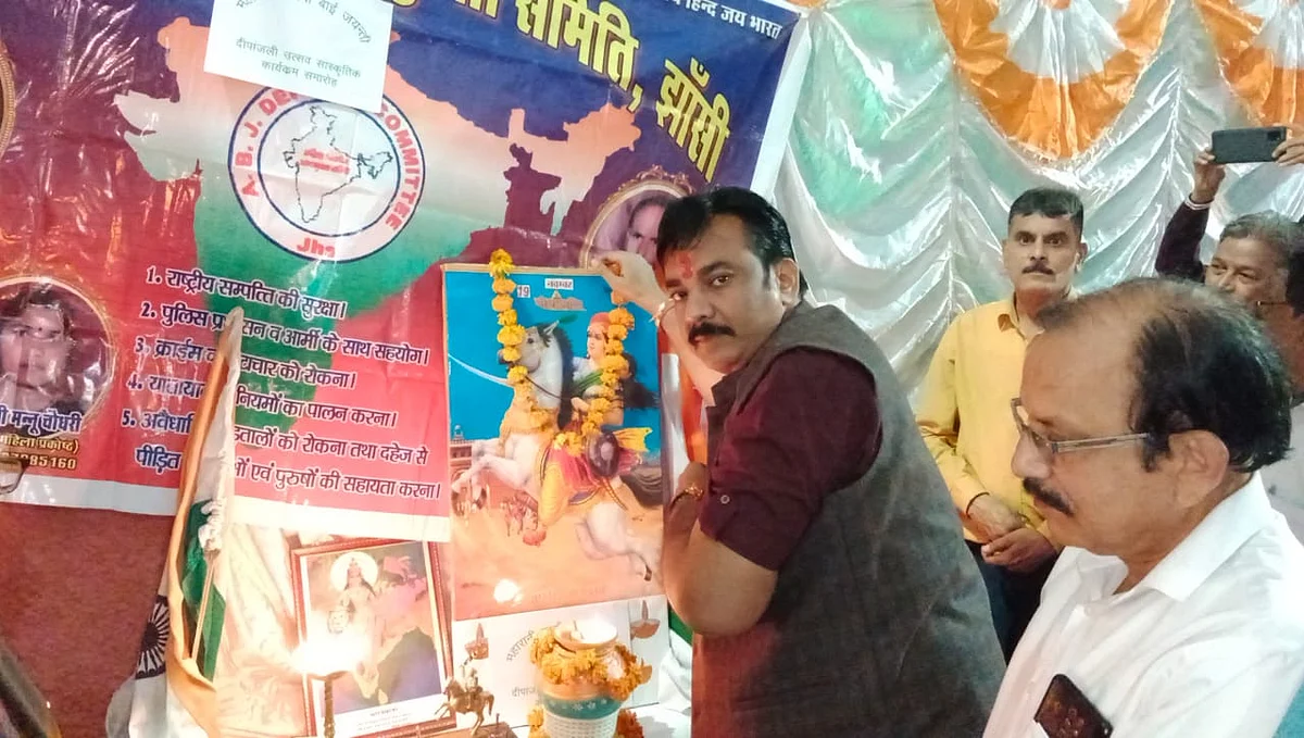 दीपांजलि महोत्सव में अखिल भारतीय जन शिक्षा समिति हीरापुरा नगरा द्वारा आयोजित पाँच हजार दीपों से वीरांगना महारानी लक्ष्मी बाई का जन्म दिवस धूम धाम के साथ मनाया