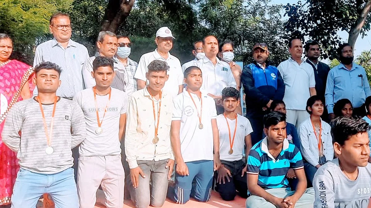 खेल से हमें अनुशासन के साथ साथ स्वस्थ रहने के तरीके भी सीखने को मिलते हैं- यूएन मिश्रा शिक्षा अधिकारी