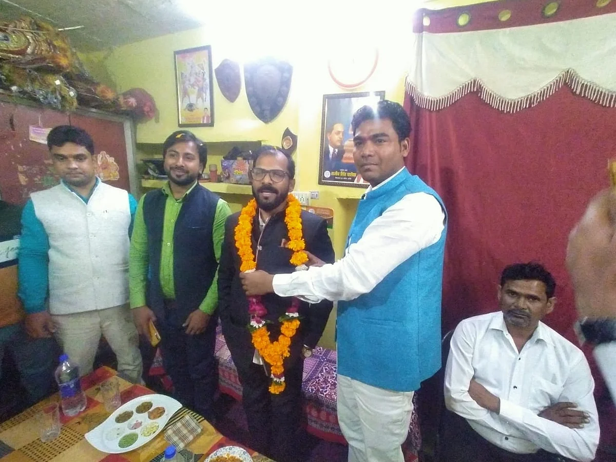 रविशंकर हवेलकर सदस्य प्रधान मंत्री आदर्श ग्राम योजना राज्य सलाहकार समिति उत्तर प्रदेश ने झांसी में प्रवास के दौरान विभिन्न कार्यक्रमों में प्रतिभाग लिया