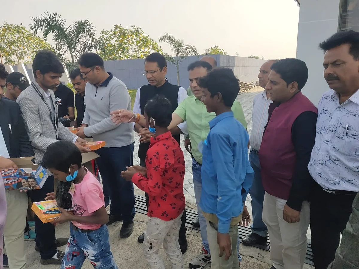 गरीब बच्चों के साथ प्रशासनिक अधिकारी एवं कर्मचारीयों ने मनाया दीपावली पर्व