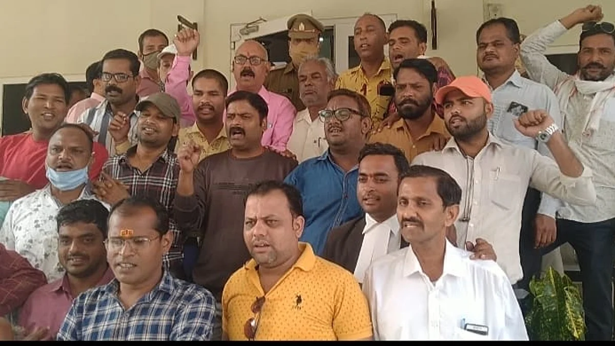 झांसी पुलिस का पत्रकारों के खिलाफ गलत रवैया, पत्रकारों में आक्रोश, दिया ज्ञापन