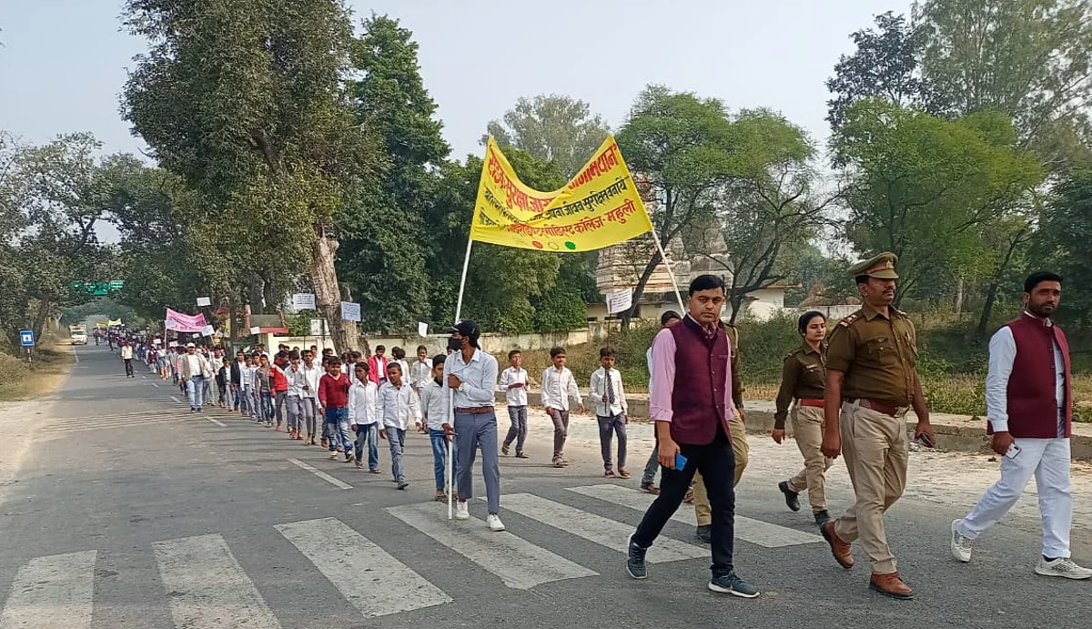 युवक/महिला मंगल दल ने रैली निकाल कर किया यातायात सुरक्षा के प्रति जागरूक