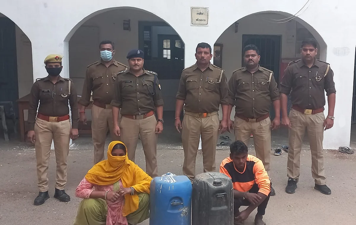 झाँसी व थाना रक्सा पुलिस की संयुक्त टीम द्वारा संदिग्ध स्थलों पर दबिश