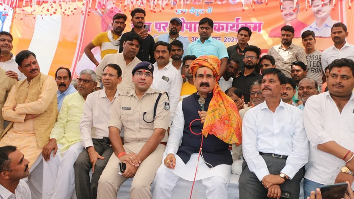 गृह मंत्री डॉ. नरोत्तम मिश्र ने "चाय की चौपाल" कार्यक्रम में बैठकर सुनी समस्यायें