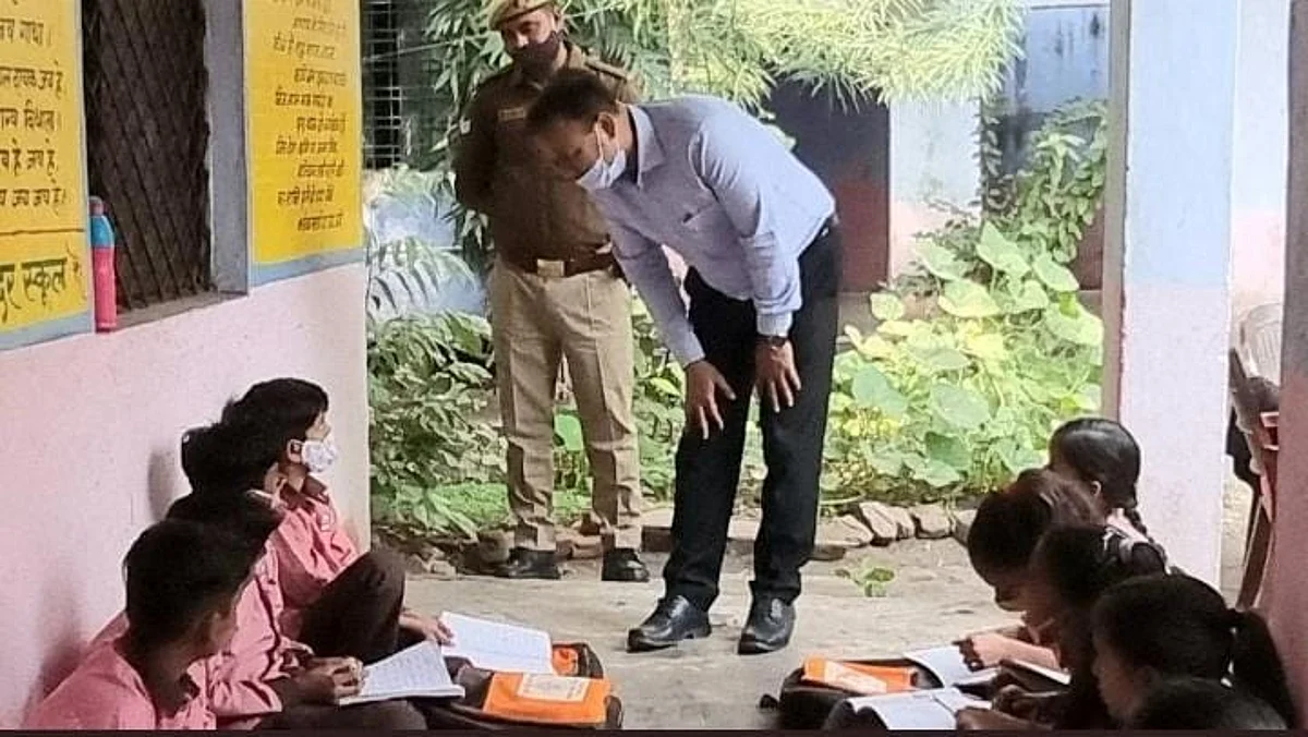 निरिक्षण करने जिलाधिकारी व वरिष्ठ पुलिस अधीक्षक पहुंचे महारानी लक्ष्मीबाई प्राइमरी स्कूल