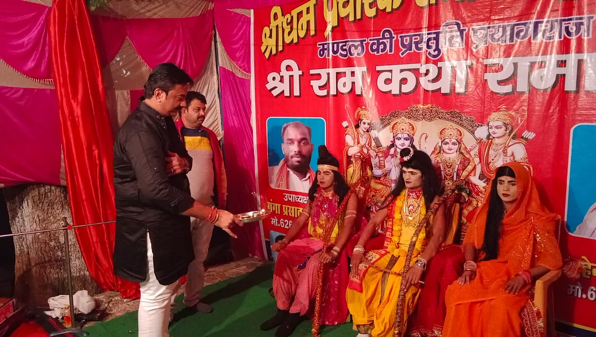 मर्यादा पुरुषोत्तम श्री रामजी माता सीता व लक्ष्मण जी की स्वरूप मैं विराजमान झांकी की वरिष्ठ समाजसेवी संदीप सरावगी ने श्रद्धा भाव से की आरती।
