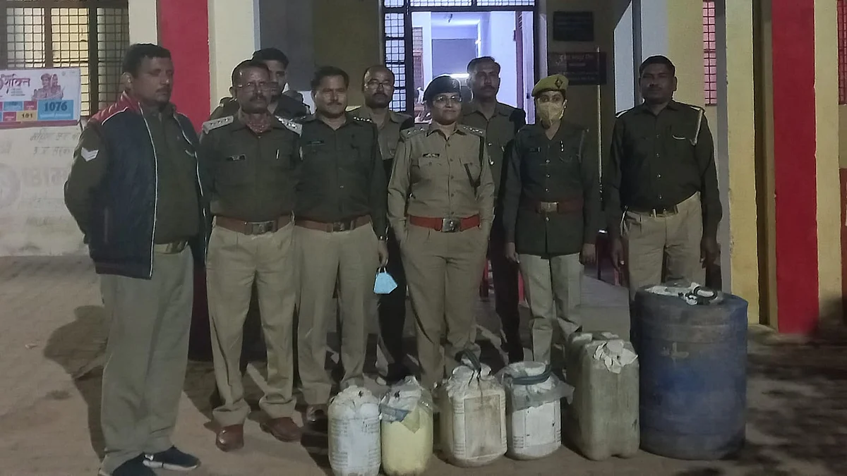 शासन एवं आबकारी आयुक्त महोदय के निर्देशानुसार चलाये जा रहे विशेष प्रवर्तन अभियान के तहत संदिग्ध स्थल पर दी गयी दबिश