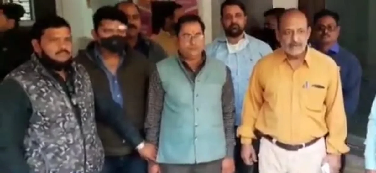 झांसी में 6 हजार रिश्वत लेते रंगे हाथ पकड़ा लेखपाल
