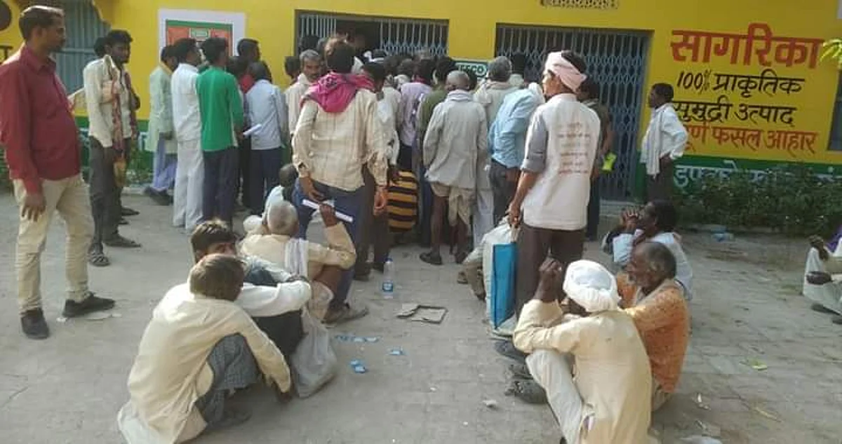 किसानों को एक-एक बोरी लेने के लिए लाइन में घंटों लगकर जूझना पड़ रहा है
