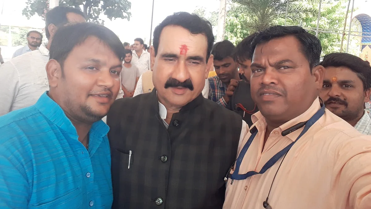 गृह मंत्री डॉ नरोत्तम मिश्रा पत्रकारों के साथ दीपावली मिलन समारोह में होटल मोटल में हुए शामिल