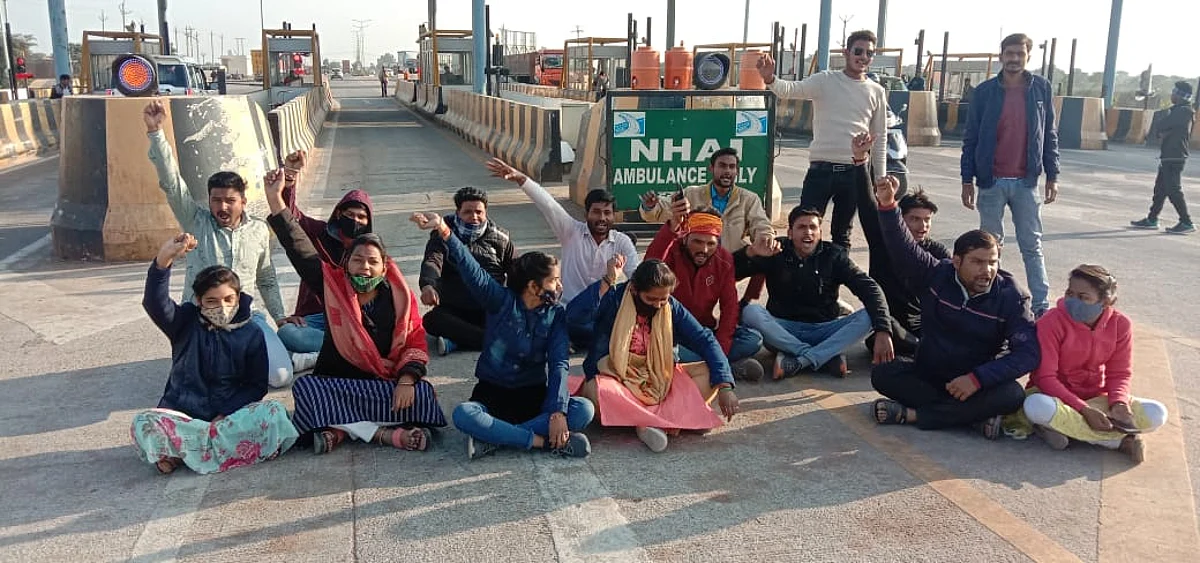 टोल प्लाजा के कर्मचारियों ने किया प्रदर्शन