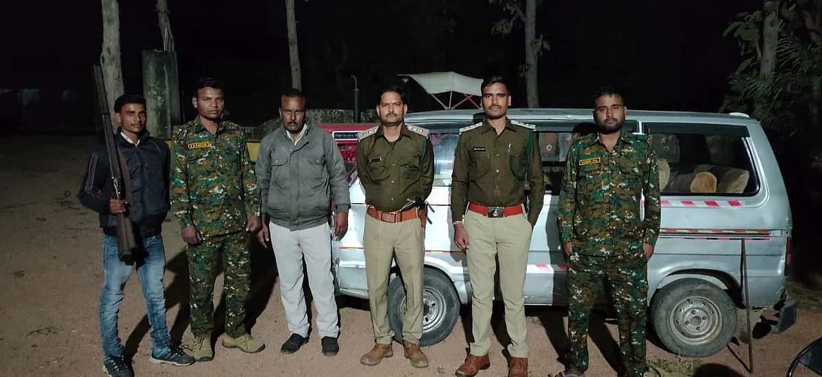 निवाडी: मारुति ओमनी वैन में ले जा रही आठ नग सागौन की लकड़ी जप्त