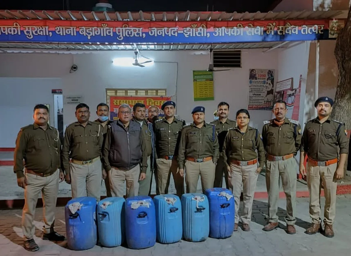 कबूतरा डेरा गोरामछिया में दी गई दबिश, 300 ली कच्ची शराब बरामद