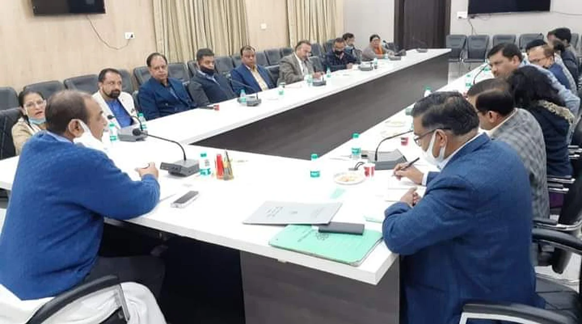 हस्तशिल्प एवं उद्योग-धंधों से सम्बन्धित विंग की बैठक मण्डलायुक्त डॉ अजय शंकर पाण्डेय की अध्यक्षता में सम्पन्न हुई