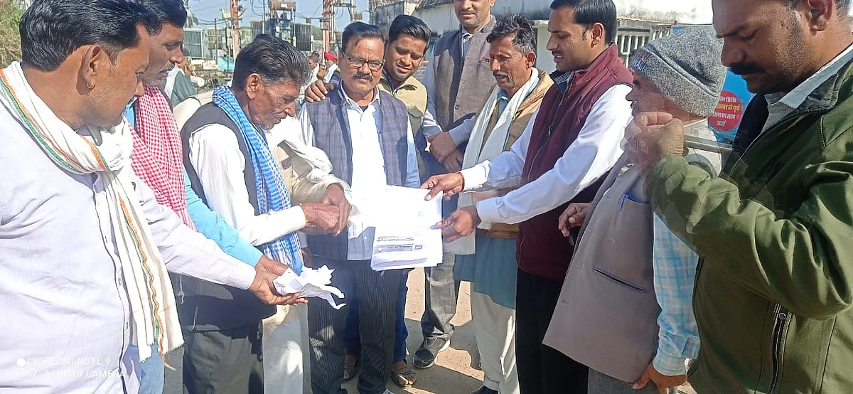 युवा कांग्रेस ब्लॉक अध्यक्ष के नेतृत्व में किसानों ने सौंपा ज्ञापन