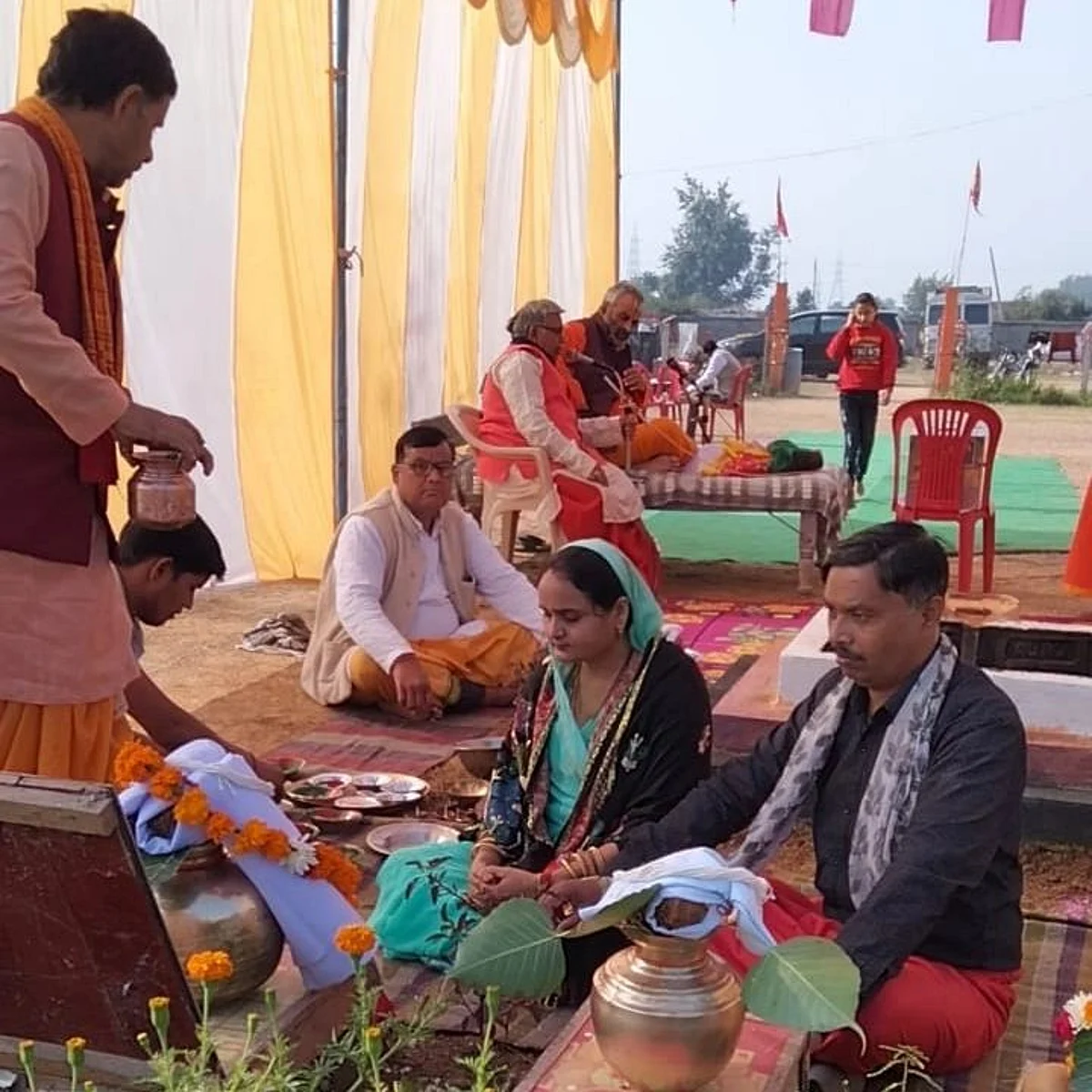 यज्ञवेदी में गीता के 18 अध्यायों में वर्णित श्लोकों से दी आहुतियां