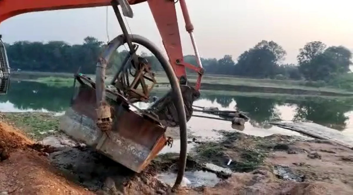 उनाव पहुज नदी में अवैध खननडली तीन पनडुब्बी जप्त कर नष्ट किया