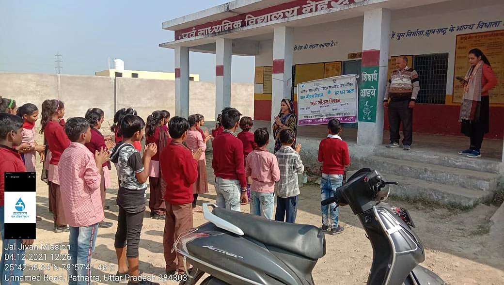 ग्राम नेहरू नगर में जल जीवन मिशन जागरूकता के लिए छात्र-छात्राओं ने निकाली रैली