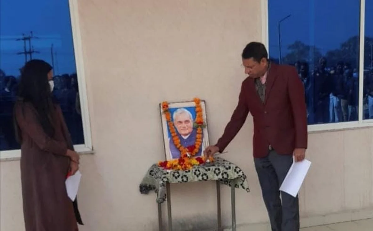 कलेक्टर ने सुशासन दिवस पर शासकीय सेवकों को दिलाई शपथ
