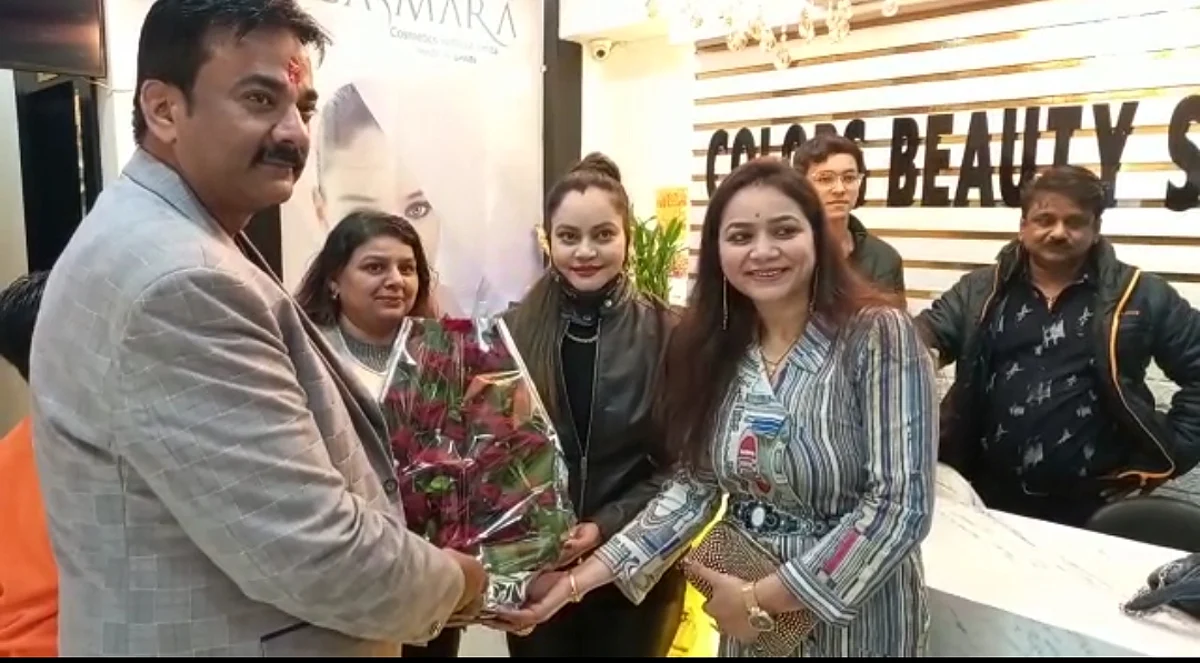 डाँ.संदीप सरावगी ने बुन्देलखण्ड बेस्ट यंगेस्ट मेकअप आर्टिस्ट अवाँर्ड 2021 से अनुराग मेकअप मंत्र मुंबई द्वारा सम्मानित झांसी की बिटिया तानिया गुप्ता को किया सम्मानित।