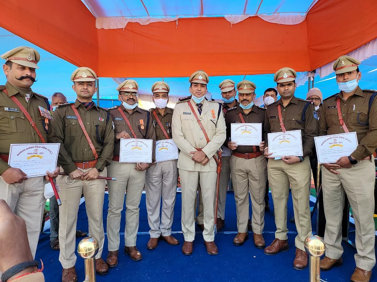 73 वा गणतंत्र दिवस पर 11पुलिस अधिकारियों को उत्कृष्ट कार्य करने पर सम्मानित