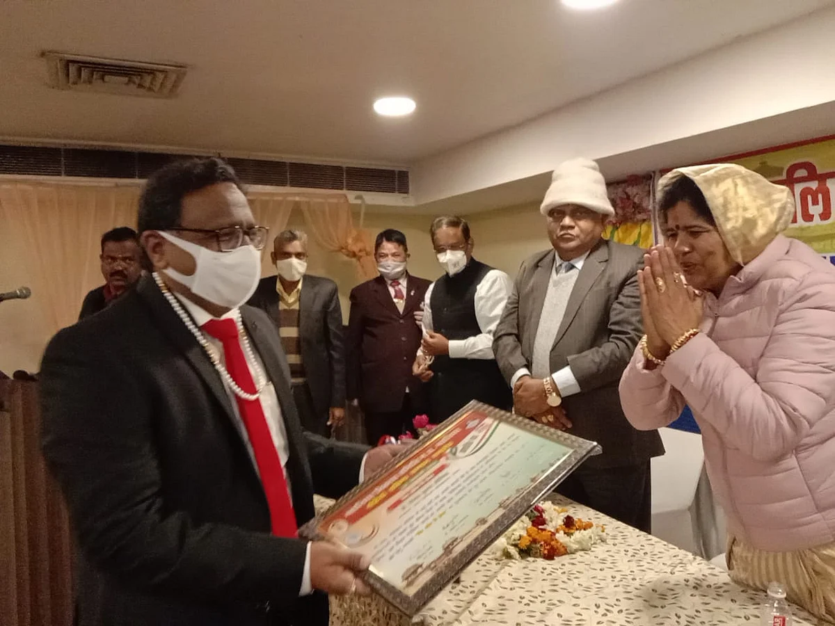ग्वालियर विकास समिति के द्वारा डीन डॉ उदेनिया को दिया गया मैन ऑफ द ईयर अवार्ड