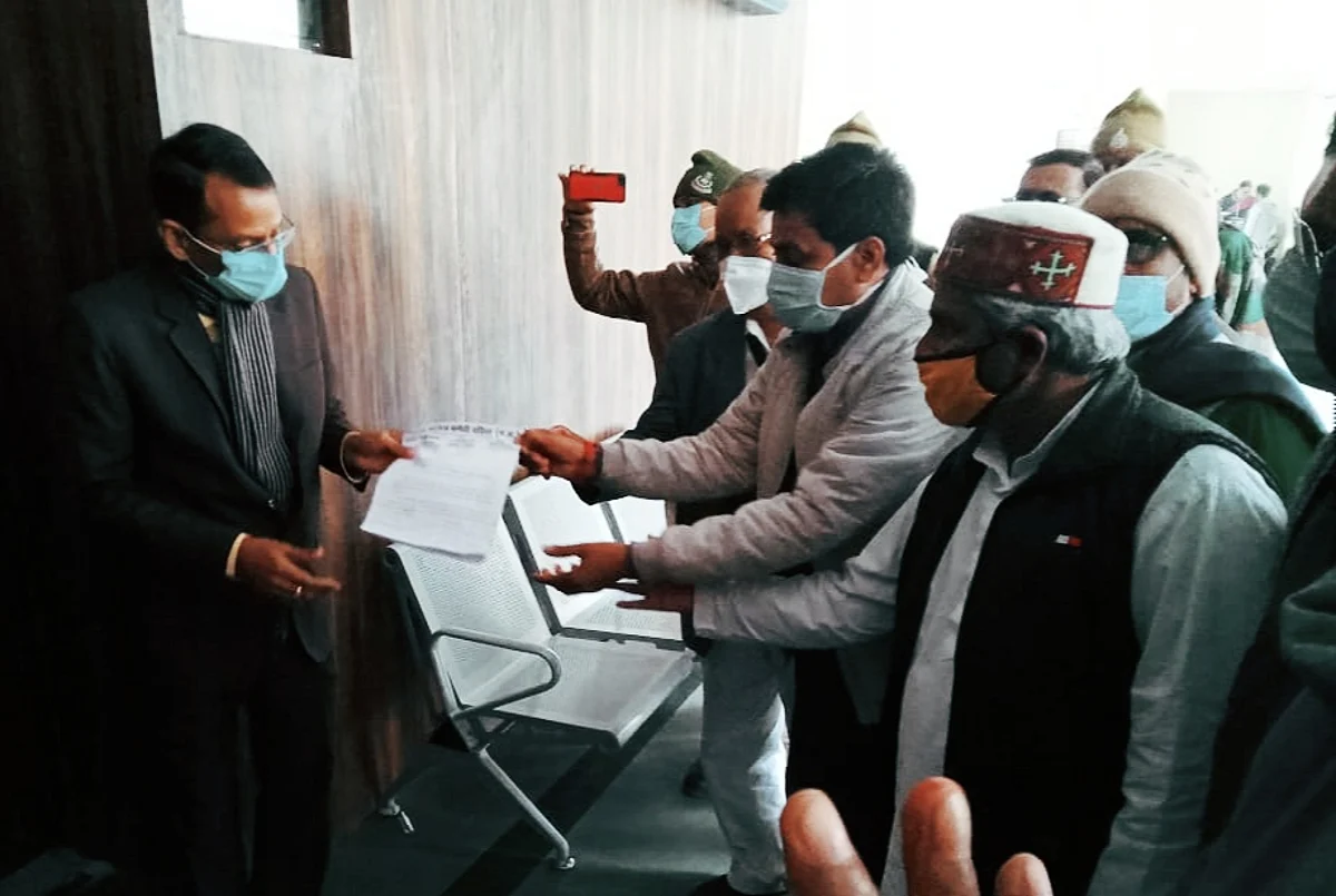 किसानों को हुए नुकसान के सर्वे के लिए दिया ज्ञापन