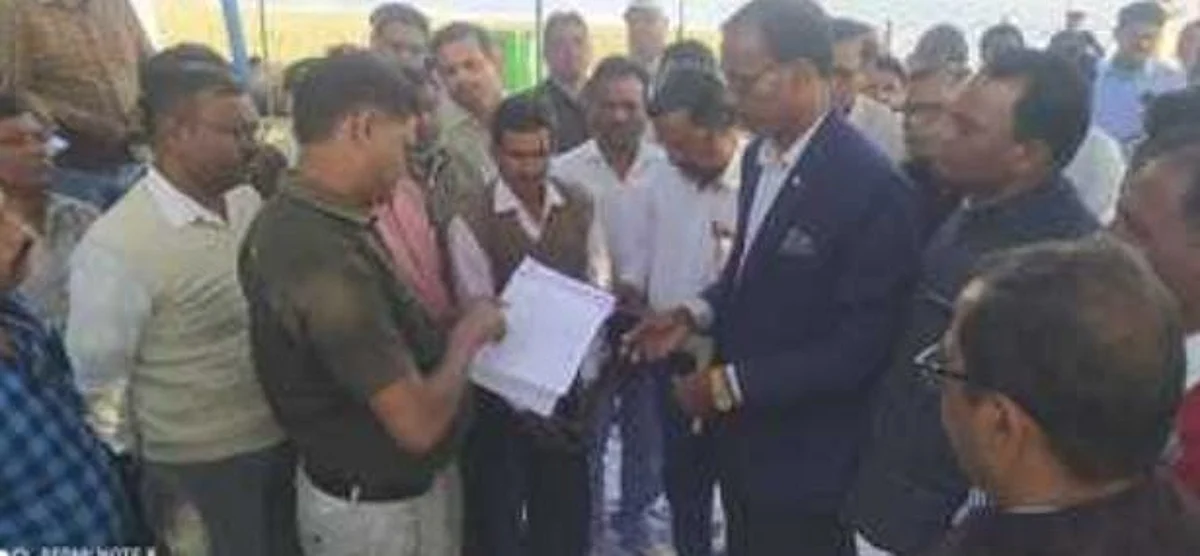 पदोन्नाति में आरक्षण एवं बैकलॉग पद भरने व आउटसोर्स से की जारी भर्ती पर रोक लगाने की मांगों को लेकर गत दिवस अजाक्स जिलाध्यक्ष शिवचरन जाटव के नेतृत्व में एक दिवसीय धरना
