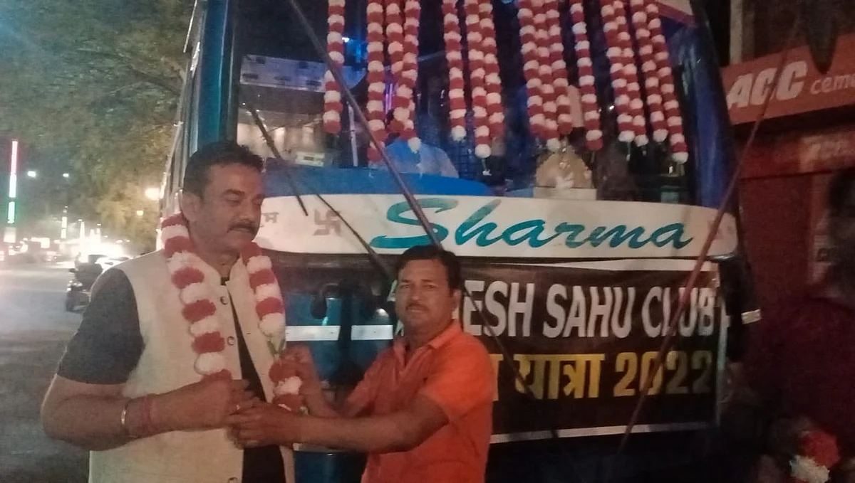 डॉ सदीप सरावगी ने हरी झंडी दिखाकर मथुरा के तीन दिवसीय बस तीर्थ यात्रा का किया शुभारंभ