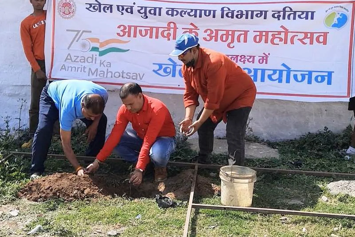 वृहद पौधरोपण के कार्यक्रम के तहत 2 दिनों में 2 हजार पौधे लगे