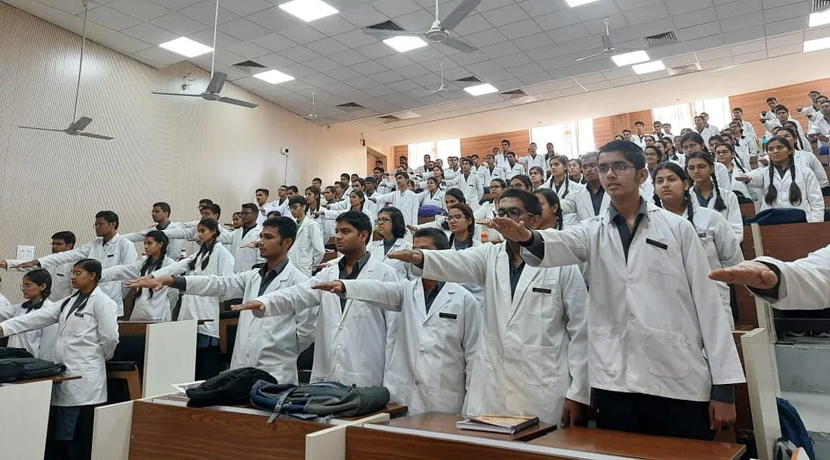 एमबीबीएस 2021 बैच के स्टूडेंट्स की व्हाइट कोट सेरेमनी एवं चरक शपथ समारोह सम्पन्न