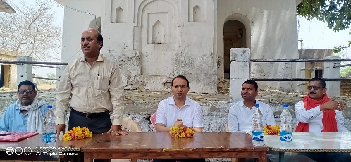 न्यायाधीश द्वारा सुनी ग्रामीणों की समस्या