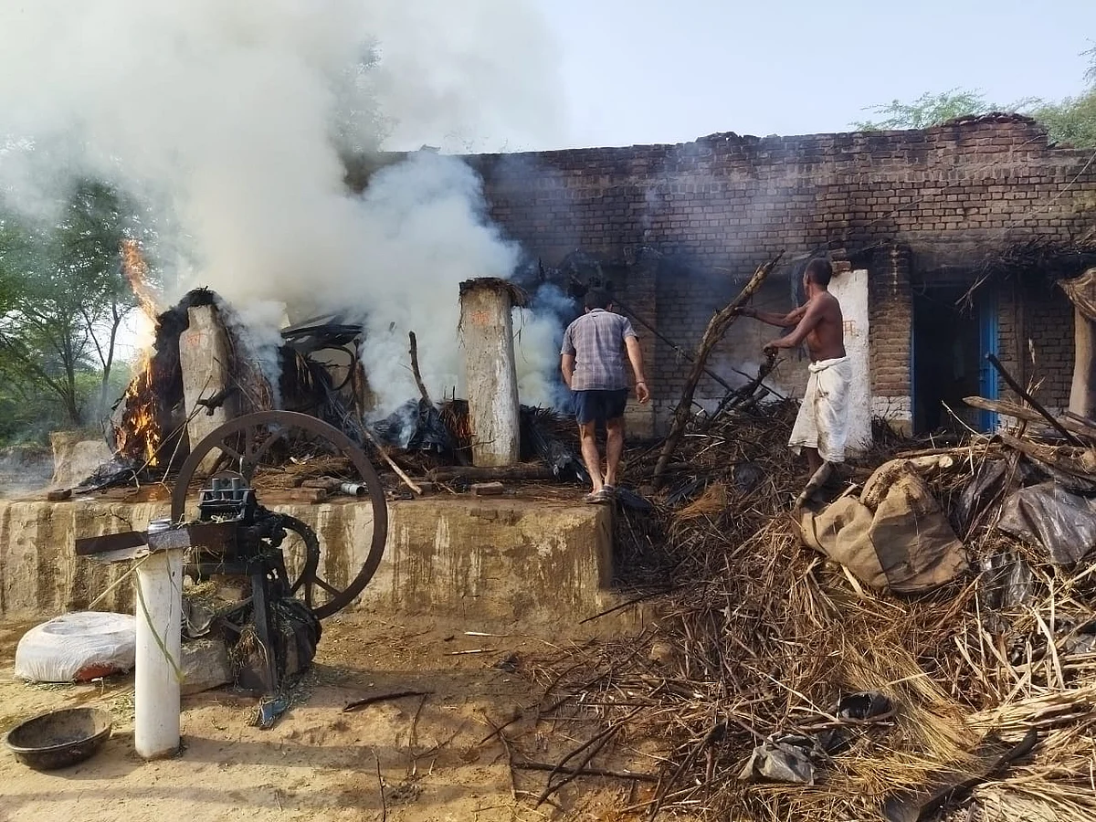 गैस पर खाना बनाते समय सिलेंडर में लगी आग