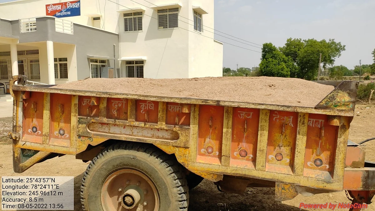 हिनोतिया घाट से अवैध रेत से भरी ट्राली की जब्त,वन विभाग एवं सिनावल पुलिस की संयुक्त कार्यवाही