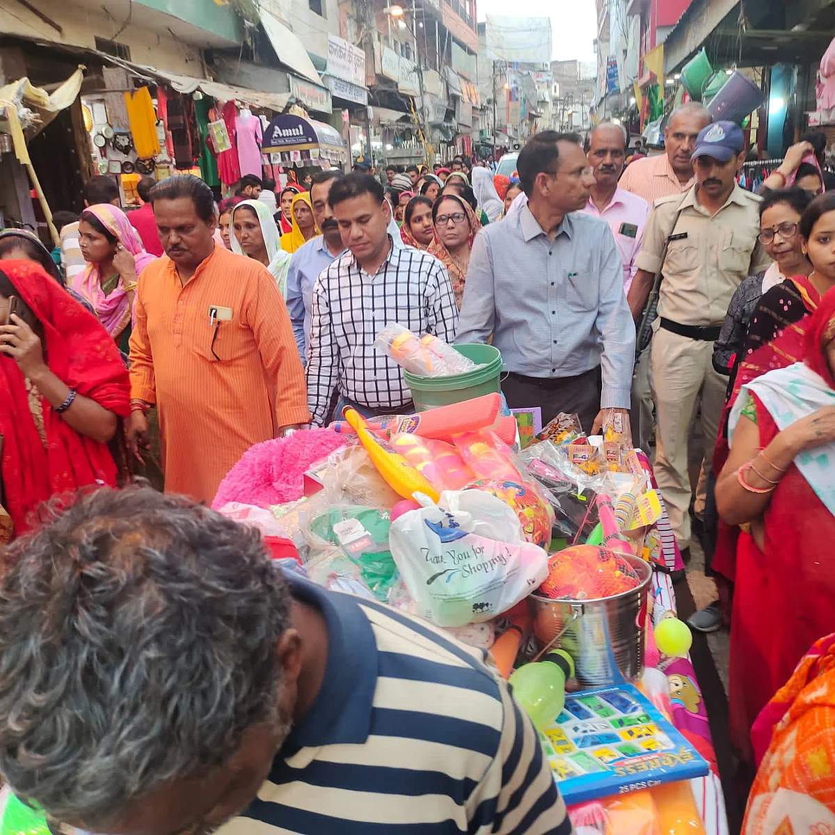 कलेक्टर ने नगर में भ्रमण कर आंगनवाड़ी केंद्र के बच्चों के लिए एकत्रित की सामग्री