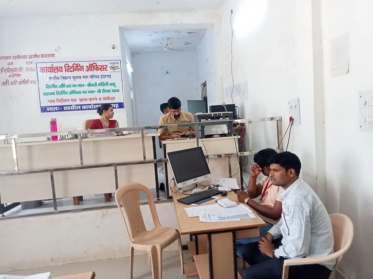 इंदरगढ़ तहसील कार्यालय में प्रथम दिन 14 पार्षद उम्मीदवारों ने खरीदे फार्म लापरवाही बरतने पर चार कर्मचारियों को कारण बताओ नोटिस जारी