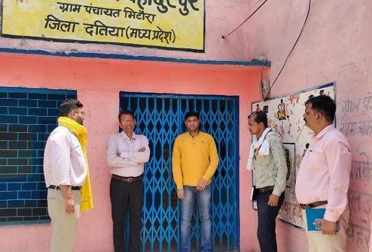 कलेक्टर ने मतदान केंद्रों का किया निरीक्षण