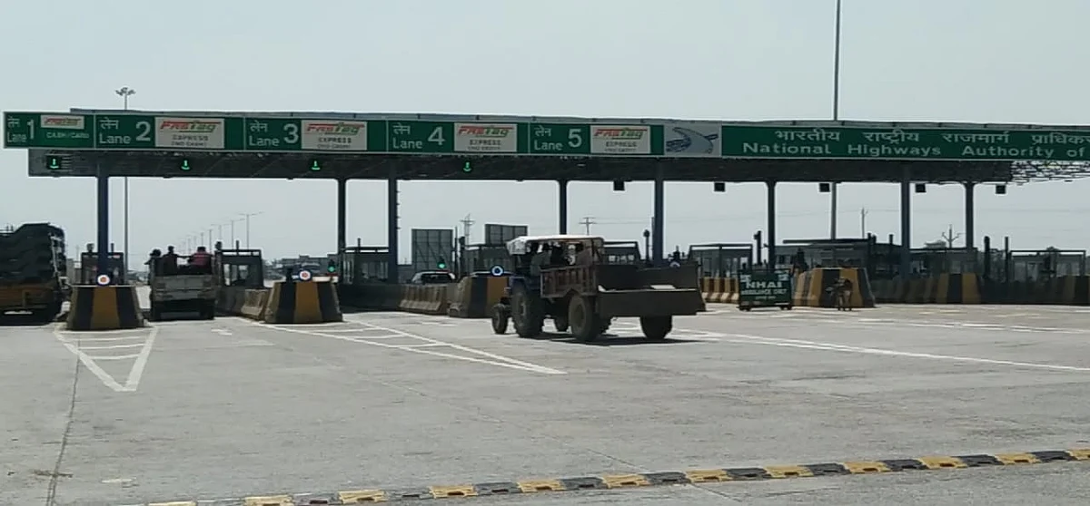 डगरई टोल प्लाजा पर कर्मचारियों की दबंगई,