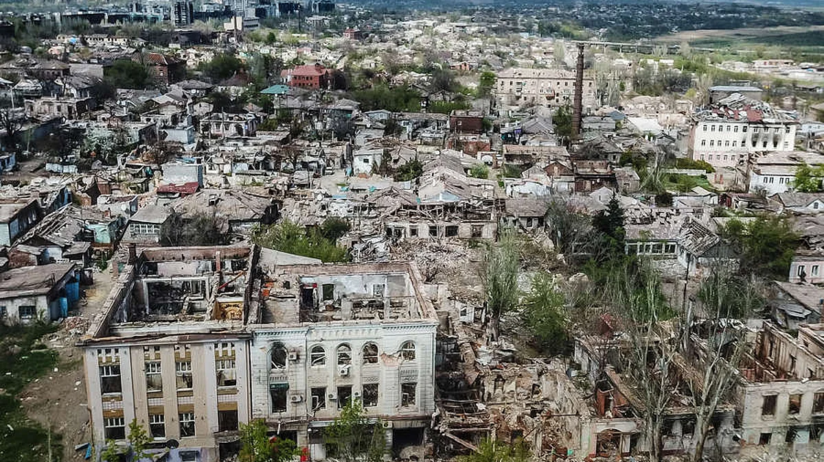 Мариуполь хотод иргэдийг бөөнөөр нь булсан оршуулга олджээ