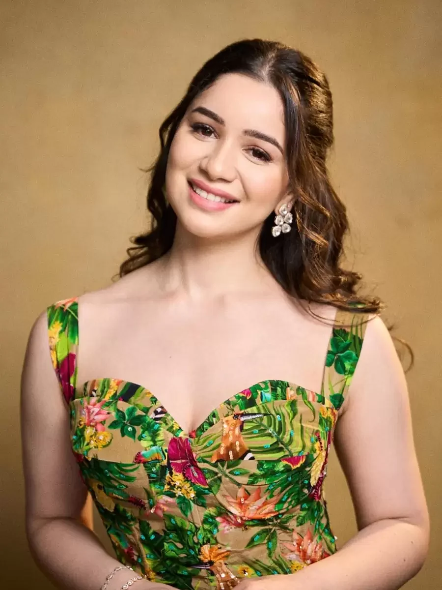 Photo by Sara Tendulkar on March 08 2024 May be an image of 1 person makeup smiling and dress 65fa93