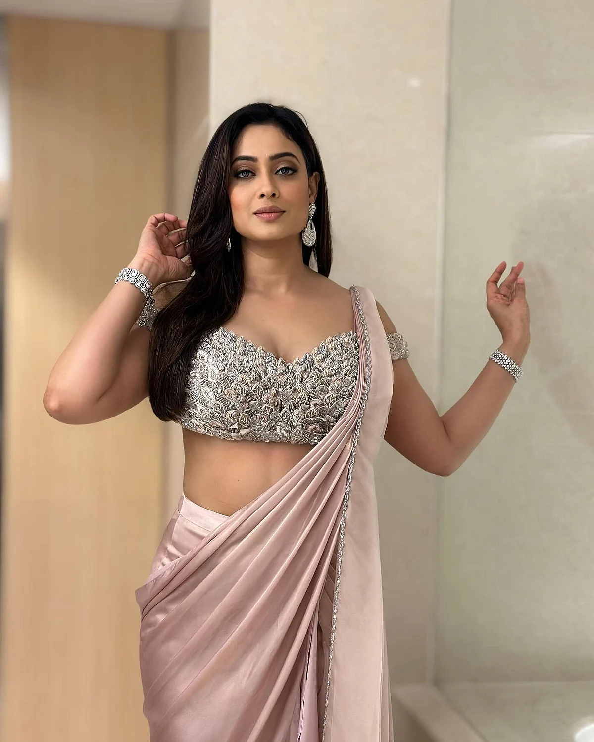 shweta.tiwari172528104734482298085193848981343411903 4