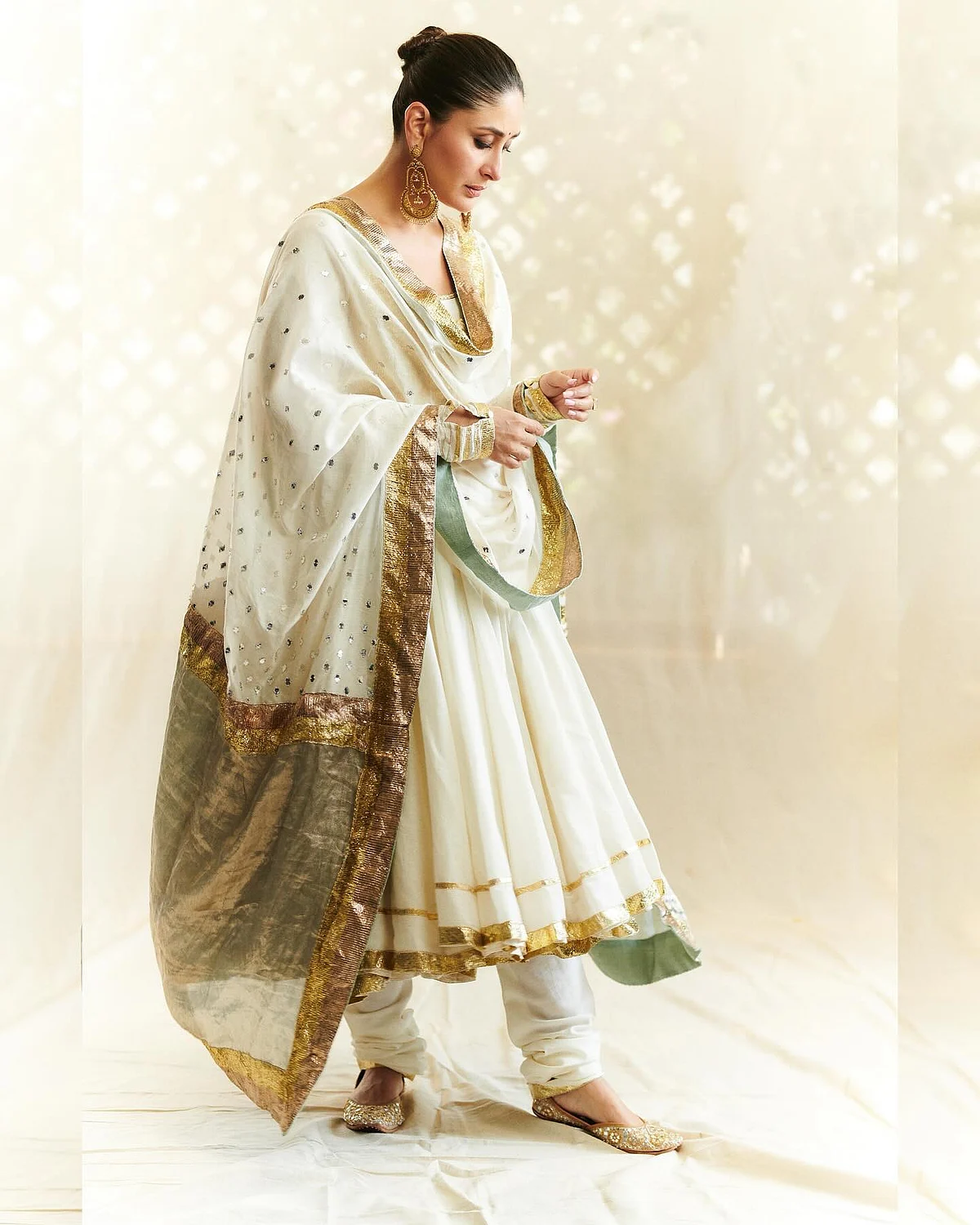 kareenakapoorkhan1714457122335743214676035101317050447521 6