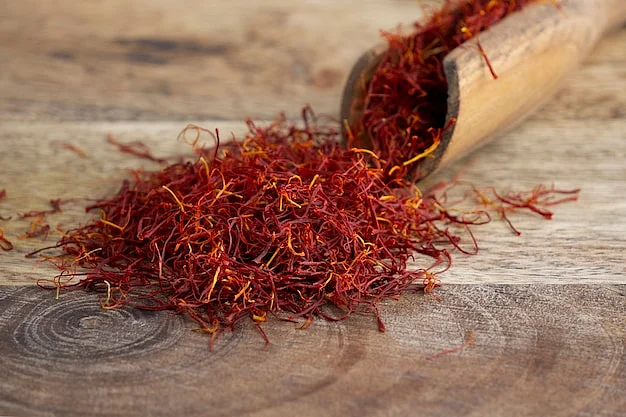 close up scoop full saffron23 2149278486