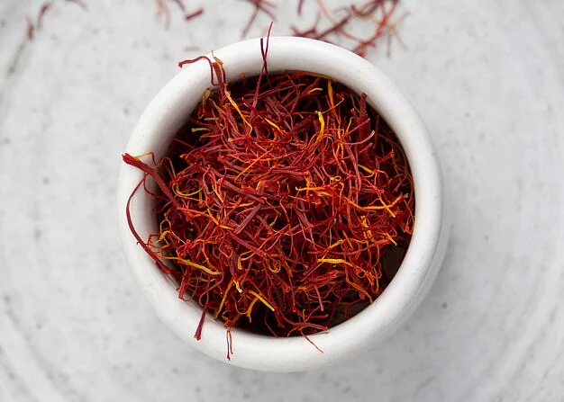 close up utensils full saffron23 2149278484