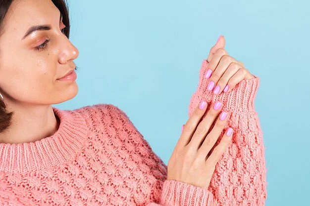 beauty concept pretty woman with bright pink nail color manicure wall 343596 6051