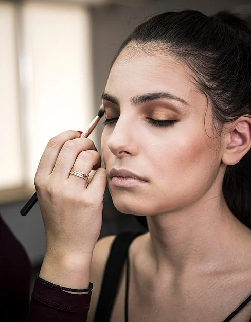 model with glamorous make up 23 2148328774